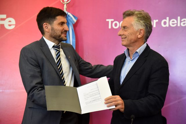 Pullaro recibió al expresidente en la sede Rosario de la Gobernación.