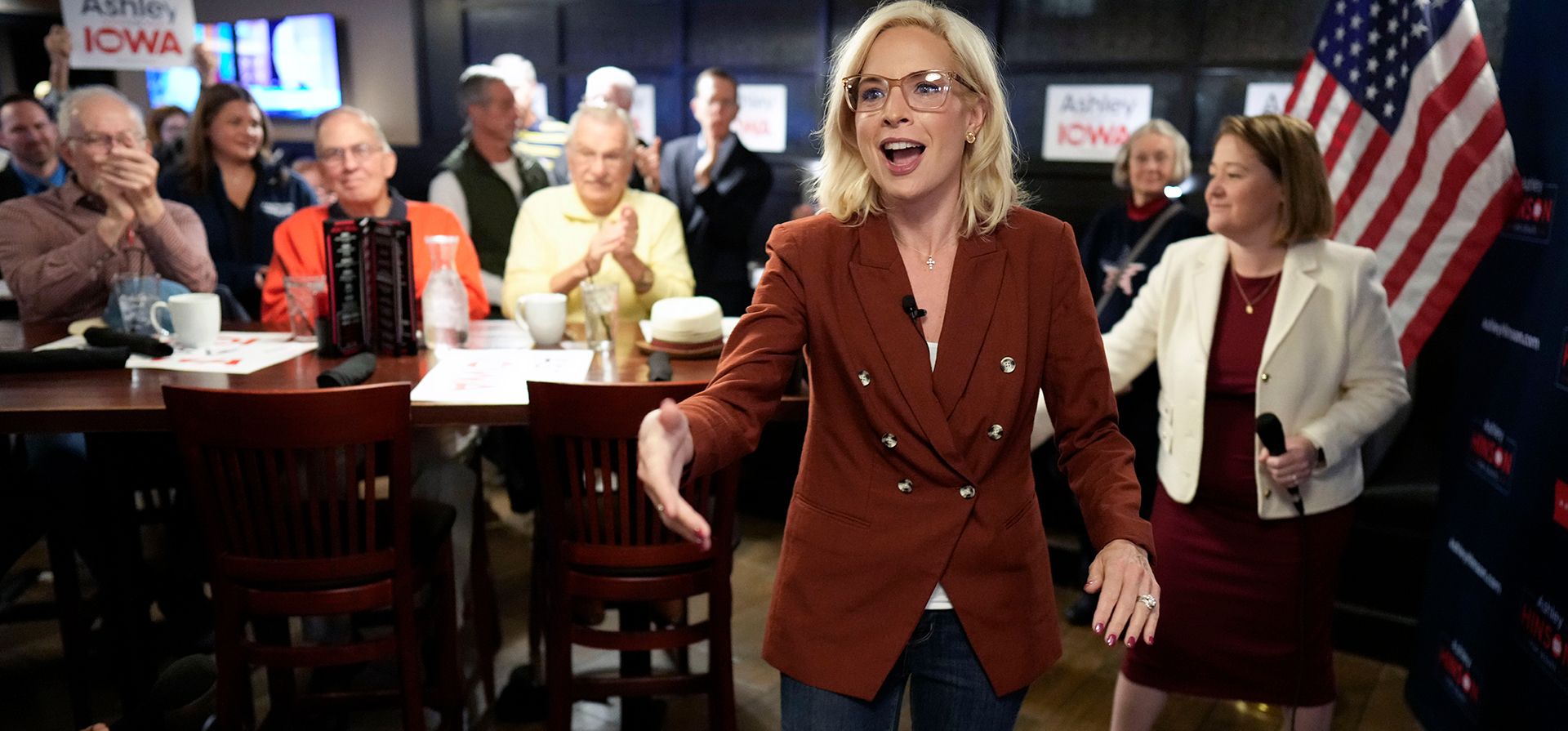 La candidata republicana al Senado de los Estados Unidos, la representante Ashley Hinson, republicana por Iowa, llega a una reunión con sus simpatizantes el jueves 15 de octubre de 2026 en Ankeny, Iowa. (Foto AP/Charlie Neibergall)