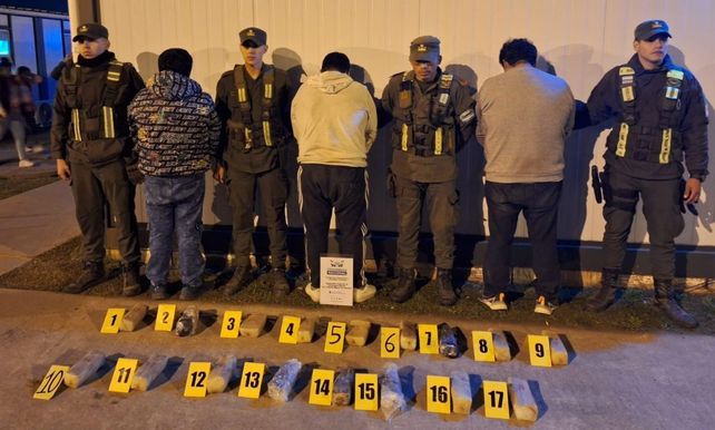 Los tres ciudadanos bolivianos detenidos. Llevaban alrededor de 20 kilos de cocaína en un auto con destino al conurbano.