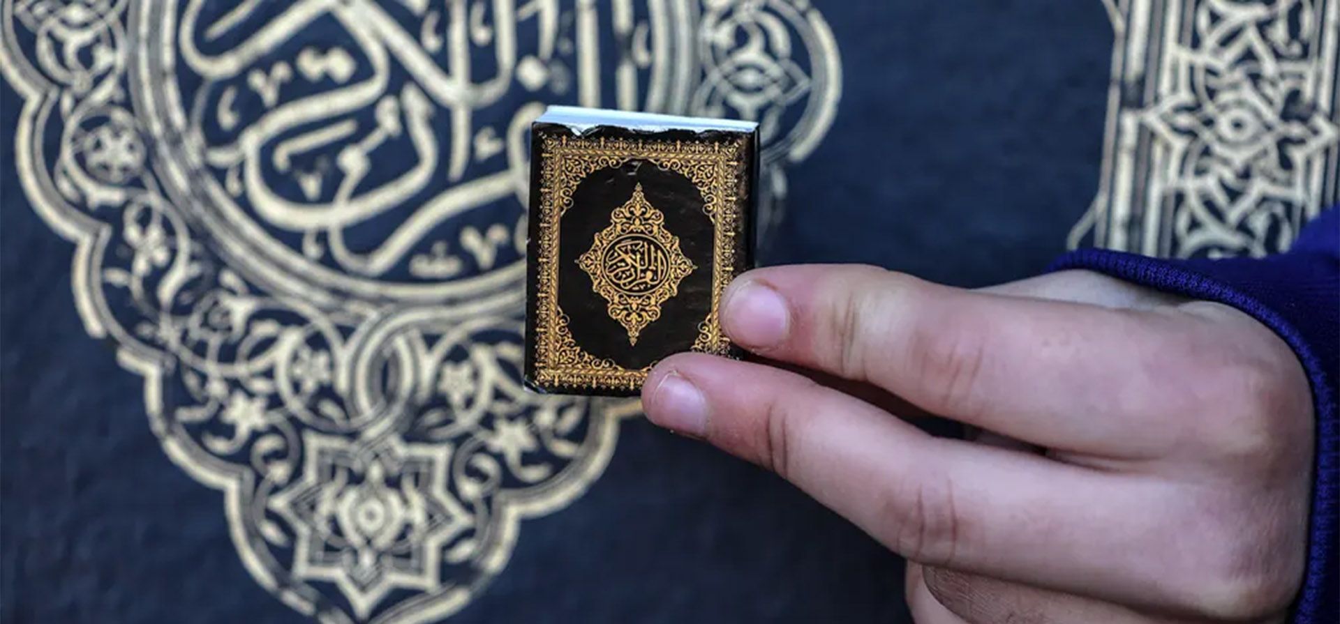 Ciudad de Gaza, Franja de Gaza. Una colegiala palestina sostiene una copia del Corán durante una protesta contra la quema del libro en Suecia. El líder del partido político danés de extrema derecha Stram Kurs, Rasmus Paludan, quemó una copia durante una protesta frente a la embajada turca en Estocolmo el 21 de enero. Fotografía: Mohammed Saber/EPA