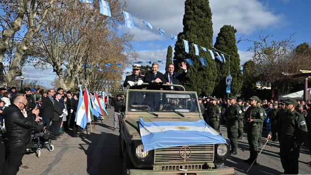 Unos 500 efectivos de las fuerzas de seguridad marcharon por la costanera de Gualeguaychú. El desfile contó con la participación de actores de la sociedad civil