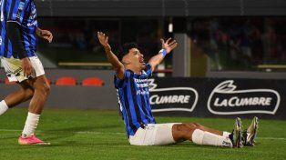 Atlético Tucumán goleó 4-0 a Independiente y avanzó a los cuartos de la Copa Argentina