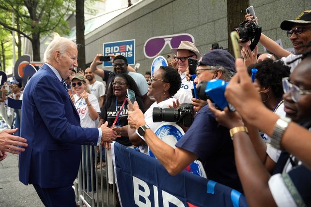 El presidente Joe Biden saluda a sus seguidores este jueves al llegar a Atlanta