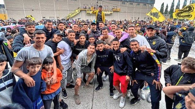Antes de visitar a Colón, los hinchas de Deportivo Madryn armaron un banderazo