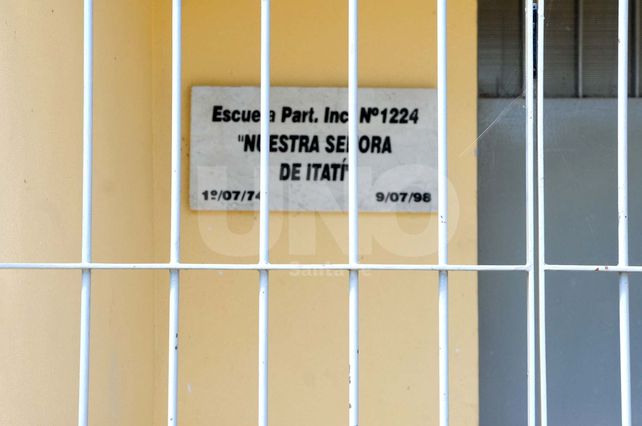 En el corazón de barrio Centenario. La escuela resiste y busca alternativas para dar clases y proteger a los alumnos.