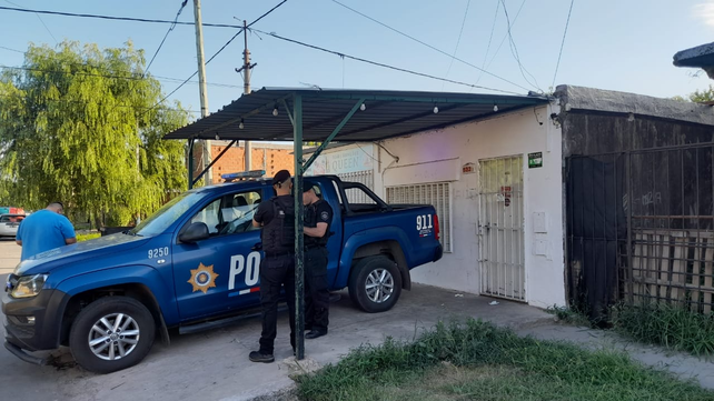 Dos efectivos de la policía provincial custodian el comercio donde un agente de civil abatió a dos ladrones. 