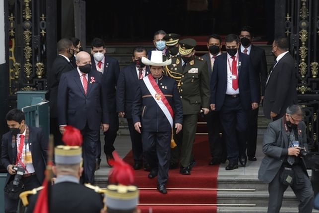 Pedro Castillo asumió en Perú y prometió un cambio responsable