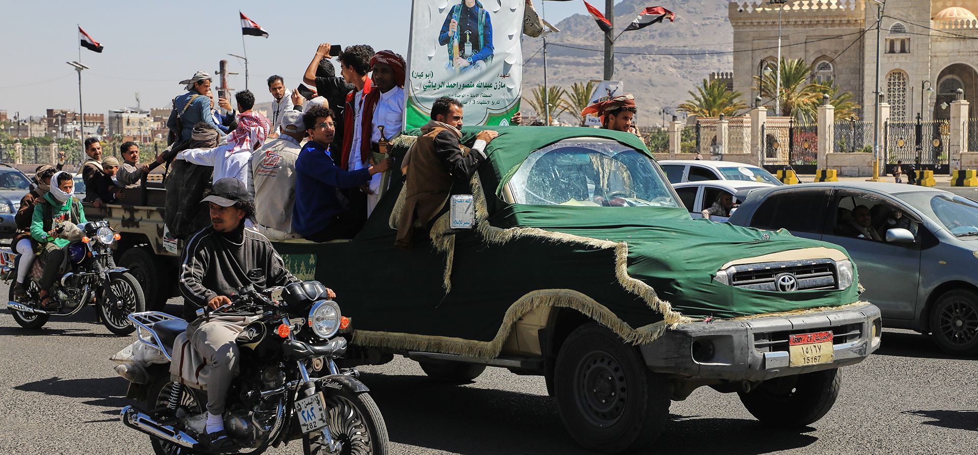 Gente monta en una camioneta en un cortejo fúnebre por un oficial hutí en Saná, Yemen, el sábado 17 de octubre de 2026. El cartel en árabe dice "Mártir Mazen Abdallah". (AP Foto/Osamah Abdulrahman)
