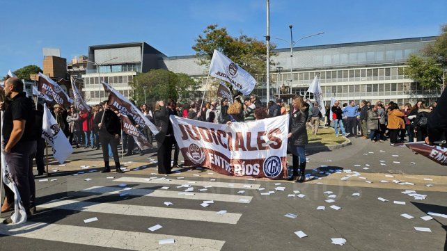 Trabajadores judiciales nucleados en la Unión de Empleados Judiciales de la Nación (UEJN) reclamaron la restitución del 26% de la Ley de Emergencias.