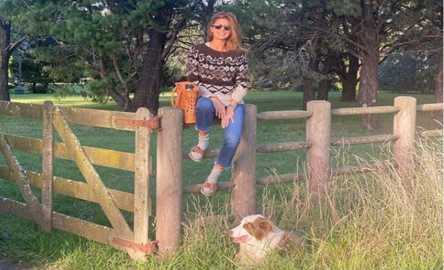 Relajada. Feliz con mis gallinas
