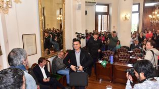 David Cáceres encabeza la fila de concejales del FPV que abandonaron el recinto.&nbsp;