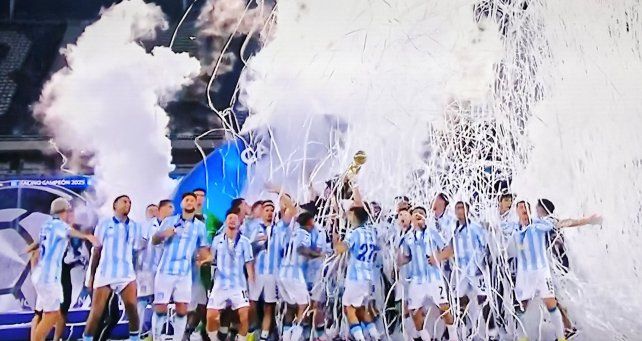 Estatua para Gustavo Costas: Racing es campeón de la Recopa Sudamericana