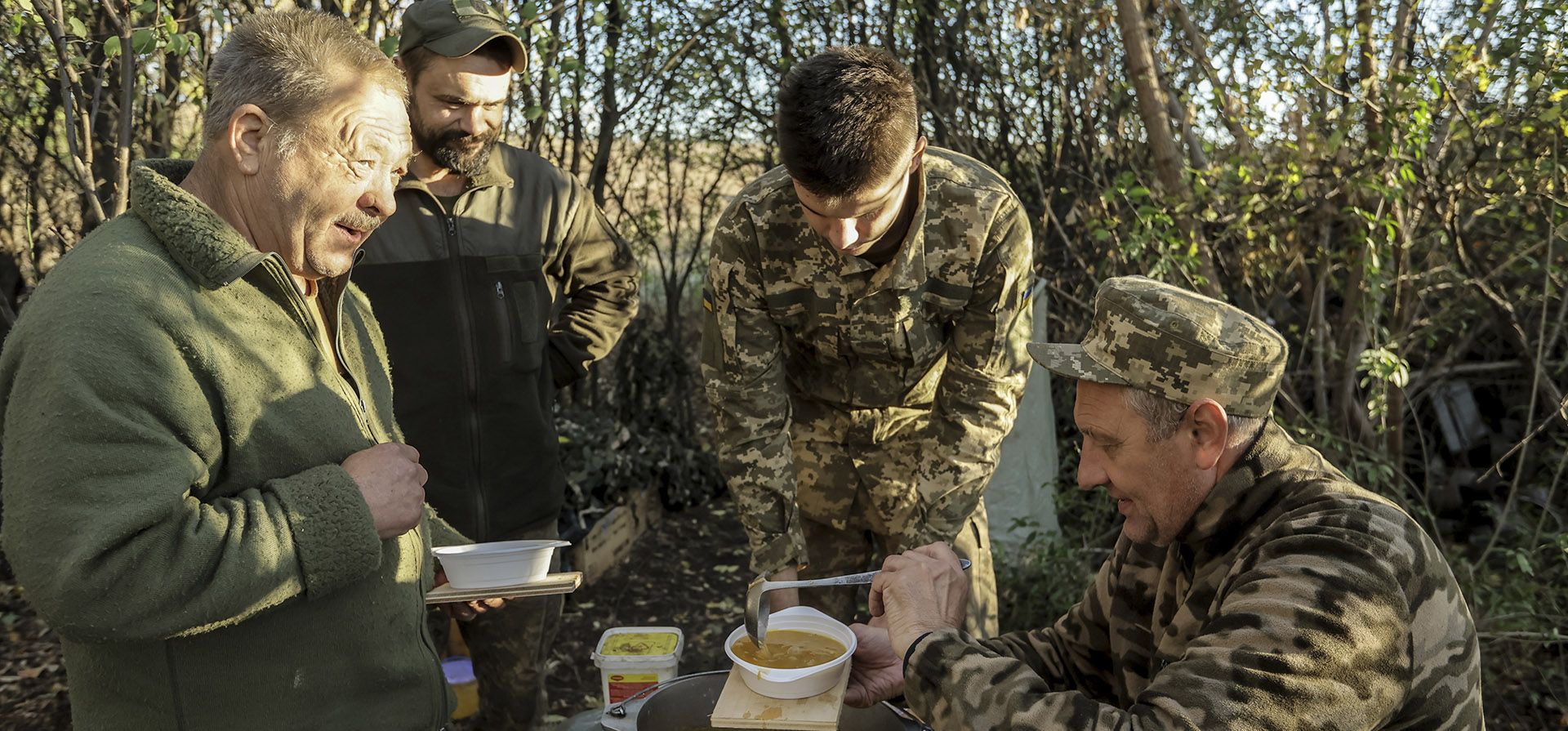Militares de la 24.ª Brigada Mecanizada comen en su posición en Chasiv Yar, región de Donetsk, Ucrania, el miércoles 23 de octubre de 2024. (Oleg Petrasiuk/24.ª Brigada Mecanizada de Ucrania vía AP) Militares de la 24.ª Brigada Mecanizada comen en su posición en Chasiv Yar, región de Donetsk, Ucrania, el miércoles 23 de octubre de 2024. (Oleg Petrasiuk/24.ª Brigada Mecanizada de Ucrania vía AP)