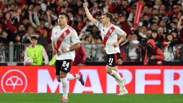 Colidio celebra con Acuña fuera de foco. River venció a Colo Colo y está en semifinales de la Copa Libertadores.
