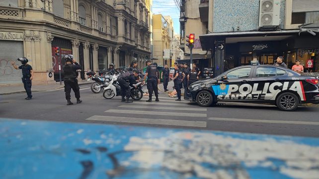 Operativo policial en pleno microcentro tras la persecución de dos sospechosos en moto
