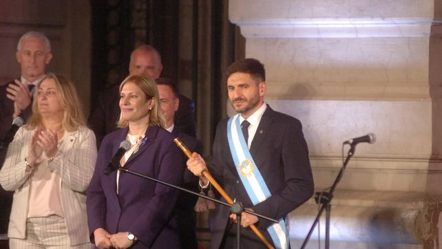 Banda y bastón: Maximiliano Pullaro recibió los atributos de mando por parte de Omar Perotti