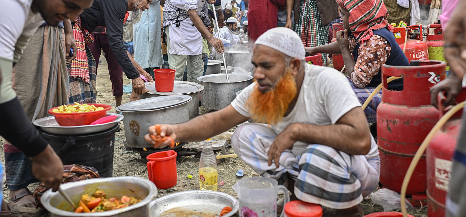Devotos musulmanes preparan comida en grandes cantidades para servir a los demás participantes durante la primera fase de la Biswa Ijtema, o Congregación Mundial de Musulmanes, en las orillas del río Turag en Tongi, Bangladesh, el viernes 31 de enero de 2025. (Foto AP/Mahmud Hossain Opu) Devotos musulmanes preparan comida en grandes cantidades para servir a los demás participantes durante la primera fase de la Biswa Ijtema, o Congregación Mundial de Musulmanes, en las orillas del río Turag en Tongi, Bangladesh, el viernes 31 de enero de 2025. (Foto AP/Mahmud Hossain Opu)