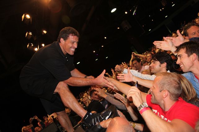 Más de 30 personas se queman los pies en un encuentro motivacional