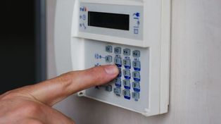 La nueva ley provincial busca controlar las alarmas que disponen las empresas de seguridad privada.