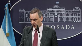 Manuel Adorni, vocero presidencial, descartó en el corto plazo una reunión entre Milei y Macri