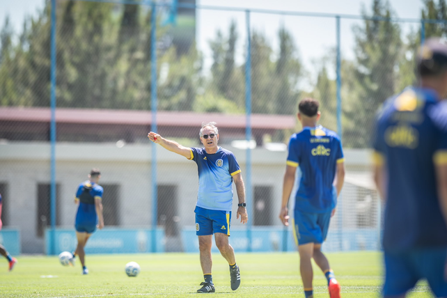 Siguen los trabajos en Central. El Profe Holan comanda los ejercicios en la pretemporada.