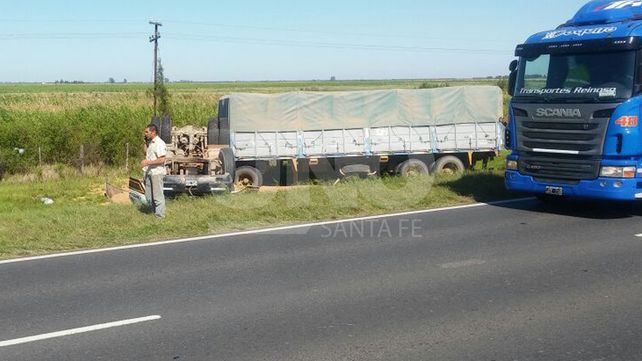 Milagro en la ruta: volcó un camión cargado con 30 toneladas de cereal y el chofer resultó ileso