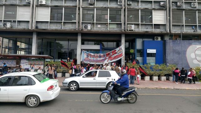 Docentes que no percibieron el sueldo de marzo protestan frente al Consejo de Educación