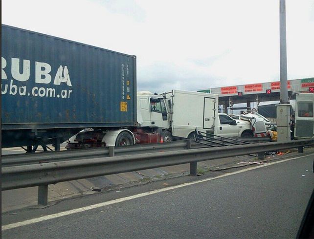 El camión no frenó al llegar a una cabina de peaje e impactó contra otros dos camiones y una camioneta particular. (Foto: Twitter-Diario Popular)