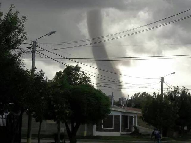 Un tornado se desató esta tarde en una pequeña localidad de San Luis sin provocar heridos ni daños.