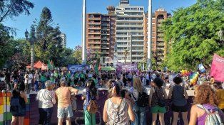Cientos de mujeres y disidencias santafesinas se manifestaron en la Plaza 25 de Mayo.&nbsp;