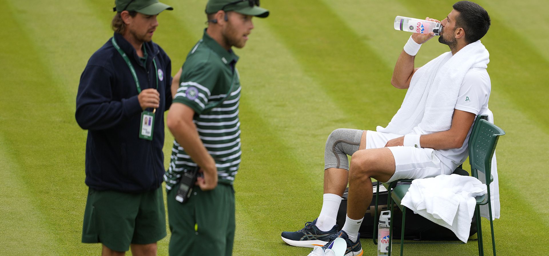 Novak Djokovic de Serbia se sienta en su silla mientras el personal de tierra observa durante una sesión de entrenamiento en la cancha 2 del All England Lawn Tennis and Croquet Club en Wimbledon, Londres, el viernes 28 de junio de 2024. Foto AP/Kirsty Wigglesworth) Novak Djokovic de Serbia se sienta en su silla mientras el personal de tierra observa durante una sesión de entrenamiento en la cancha 2 del All England Lawn Tennis and Croquet Club en Wimbledon, Londres, el viernes 28 de junio de 2024. Foto AP/Kirsty Wigglesworth)