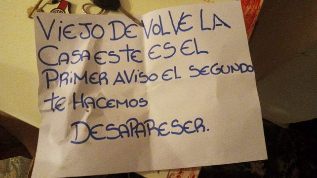 Tablada. Los vecinos recibieron esta nota con una amenaza por debajo de la puerta