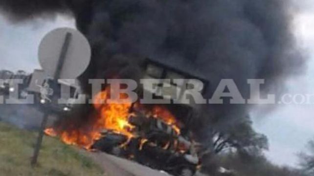 Cinco santafesinos fallecieron calcinados tras chocar con un camión en la ruta 34