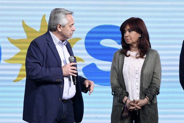 Mala cara. La derrota quedó calcada en los rostros de la presidenta y su vice. Empieza otra historia.
