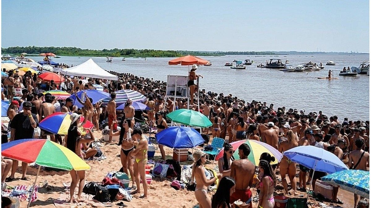 Una multitud en Villa Urquiza para disfrutar de la Fiesta de la Playa