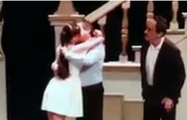 Milone y Artaza se dieron un apasionado beso sobre el escenario.
