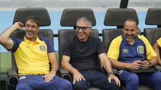 Ariel Holan y una imagen distendida con el cuerpo técnico de Rosario Central. Este sábado, ante Racing.