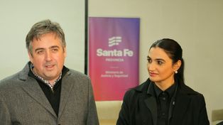 La abogada Eva Cainelli, nueva jefa de la PDI, y el ministro de Seguridad Pablo Cococcioni.&nbsp;
