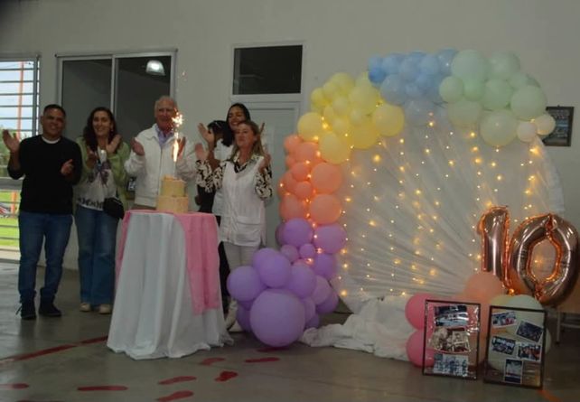 En el acto se rindió homenaje a quienes impulsaron la creación de la escuela y se reconoció la labor de docentes y directivos que formaron parte de su historia.