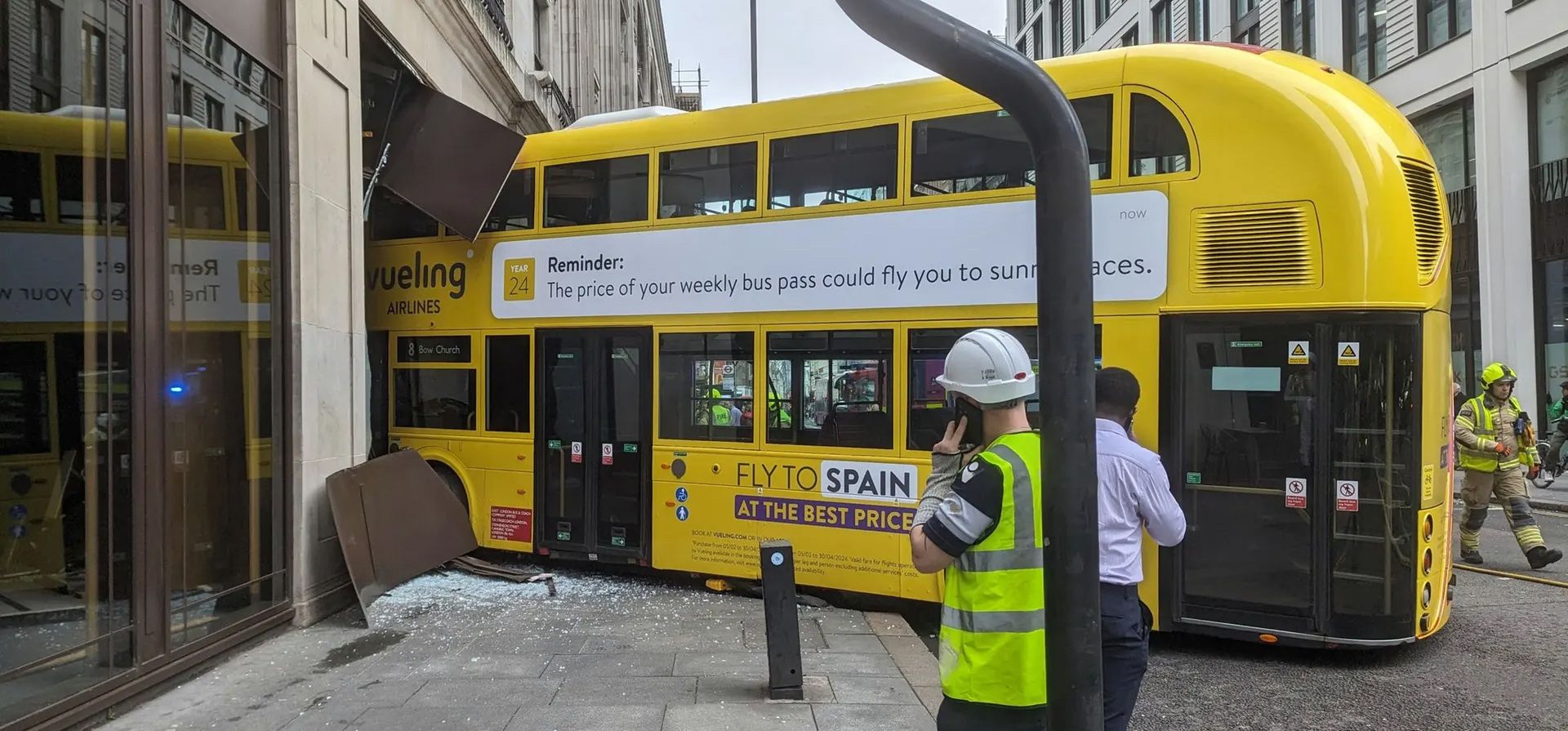Un autobús de dos pisos se estrelló contra un pub en New Oxford Street, cerca de Tottenham Court Road, Londres, Inglaterra. Fotografía: @markarby/PA Un autobús de dos pisos se estrelló contra un pub en New Oxford Street, cerca de Tottenham Court Road, Londres, Inglaterra. Fotografía: @markarby/PA