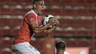 Colón espera por Jonathan Sandoval para la revisión médica