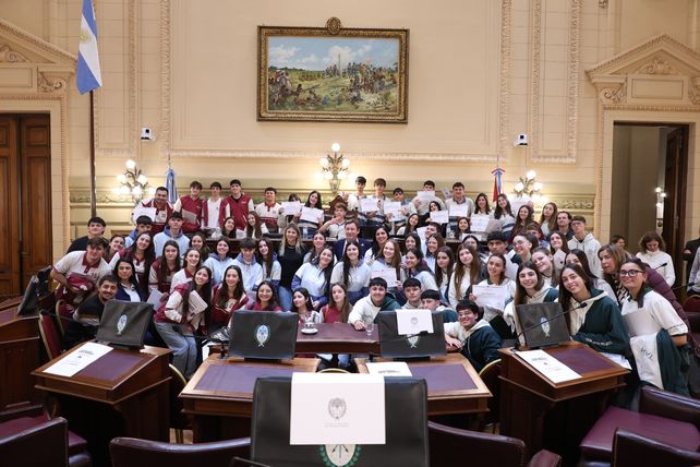 La iniciativa permite que jóvenes de distintas localidades conozcan de cerca el funcionamiento de la Legislatura provincial.