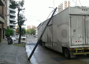 Video: un camión tumbó un poste de luz en el macrocentro santafesino