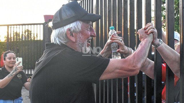 Alonso firmó el traspaso en Colón y es formalmente presidente por los próximos dos años