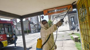 Desinfectan garitas de colectivos y las principales avenidas de la ciudad