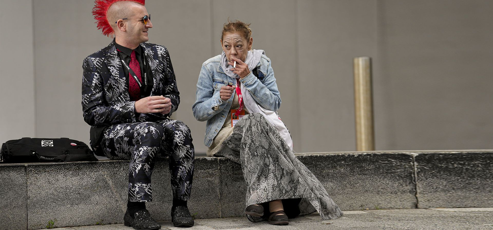 Militantes laboristas esperan fuera del centro de exposiciones donde Keir Starmer, el líder del Partido Laborista de Gran Bretaña, pronunciará su discurso en la conferencia anual del partido en Liverpool, Inglaterra, el martes 27 de septiembre de 2022.