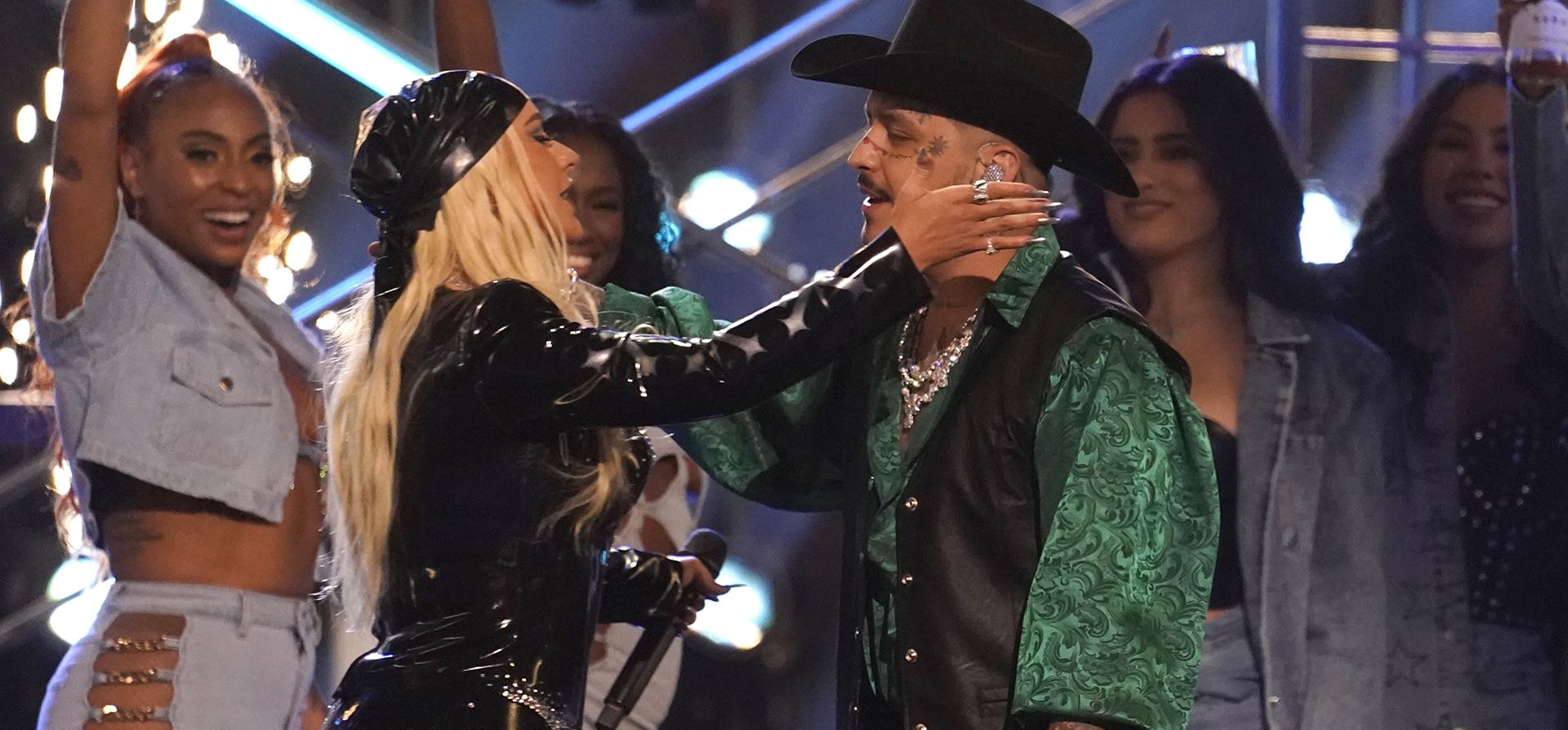 Christina Aguilera y Christian Nodal interpretan "Cuando Me De la Gana" en la 23º entrega anual de los Premios Grammy Latinos en el Mandalay Bay Michelob Ultra Arena el jueves, 17 de noviembre de 2022 en Las Vegas. (Foto AP/Chris Pizzello)