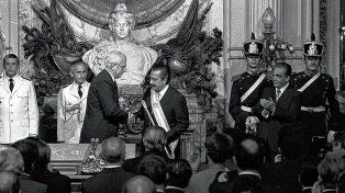Raúl Alfonsín recibió sus atributos del último presidente de la dictadura, Reynaldo Bignone&nbsp;