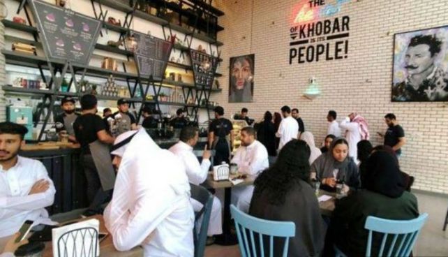 Arabia Saudita elimina la segregación de hombres y mujeres en restaurantes