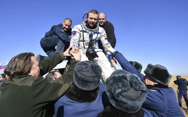 Miembros del equipo de rescate de la agencia espacial rusa ayudan al director de cine Klim Shipenko a salir de la cápsula poco después del aterrizaje de la cápsula espacial rusa Soyuz MS-18 a unos 150 km (90 millas) al sureste de la Ciudad kazaja de Zhezkazgan, Kazajstán.